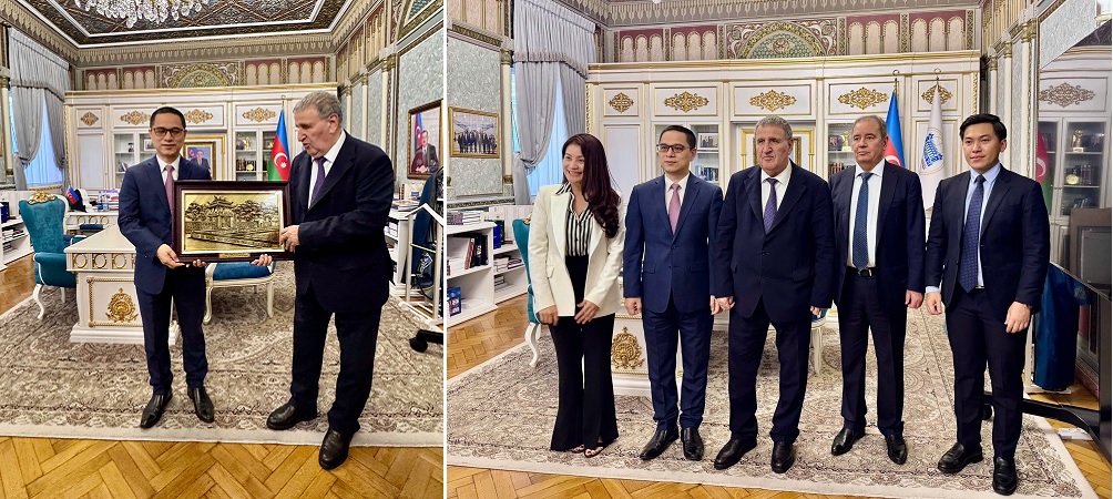 Phó Chủ tịch Tạ Minh Tuấn tặng tranh cho Viện sĩ Isa Habibbayli và chụp ảnh lưu niệm